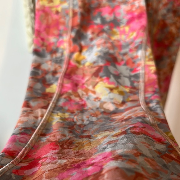 LULULEMON | High Rise Align with Pockets Floral Patterned Leggings 25” - Picture 7 of 16